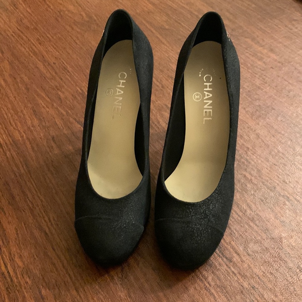 Gorgeous black CHANEL pumps